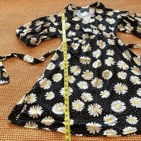 🌼Size 2 Super cute black w/white & yellow daisies & white dots maternity dress - Picture 12 of 15